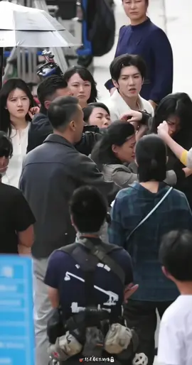 they always protect each other #trantrietvien #chenzheyuan #trieulotu #zhaolusi #trantrietvien_trieulotu #chenzheyuan_zhaolusi #vienphotuongtu #yuansi #vungtromkhongthegiau #hiddenlove #cdrama #fyp 