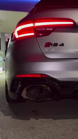 Audi RS4 exhaust sound 🔥💥 #audi#rs4#avant#kombi#s4#abt#performance#tuning#mtm#akrapovic#exhaustsound#viral#car#audirs4#popsandbangs#coldstart#audisport#audirs#luxurycars#hypercar#fyp#foryou#fypシ 