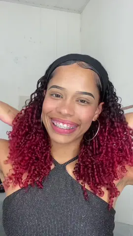 Penteado com faixa em cabelo cacheado! 💋 querem + mais opções de como usar? #faixanocabelo #penteadocomfaixa #finalizaçãocachos #penteadoscacheados 