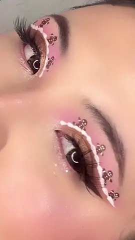 Gingerbread Makeup Idea #makeupideas #holidaymakeup #christmasmakeup #eyemakeuptutorial #christmasmakeuplook #eyeshadowtutorial 