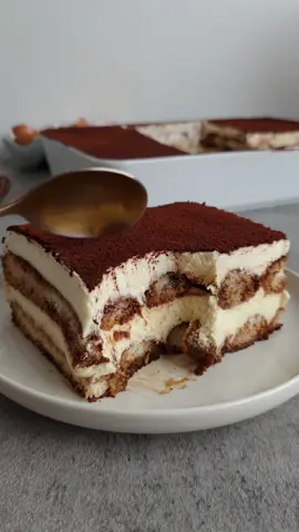 Tiramisu ☕️ pour les boudoirs  2 blancs d'œufs  60g de sucre  2 jaunes d'œufs  50g de farine  monter les blancs en neige avec le sucre  ajouter les jaunes puis la farine  pocher les boudoirs, saupoudrer de sucre et cuire à 170° 20min la crème  6 jaunes d'œufs  100g de sucre  750g de mascarpone  400g de crème montée  🇺🇸 Tiramisu ☕️ for boudoirs 2 egg whites 60g of sugar 2 egg yolks 50g flour beat the egg whites with the sugar add the yolks then the flour poach the ladyfingers, sprinkle with sugar and cook at 170° for 20min cream 6 egg yolks 100g of sugar 750g mascarpone 400g whipped cream #tiramisu #tiktokfood #tikfood #FoodTok #cooktok #homecooking #italianfood #comfortfood 