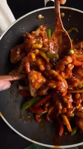 . وصفـتنا اليوم آكلـة اسيوية 🎏✨  قرمشتها وذاذتها مع الرز الأبيض ما تتفوت واهم شي سخنوا الفخار وقت التجهيز بحيث أول ما تجهز الوصفة يكون جاهز للتقديم مباشرة 🍛✨ . -—————————————— .  ❤️ دجاج آسيوي سويت تشيلي ❤️ . المقادير 🌺 صحن صدور دجاج شرائح ١ ملعقة صغيرة ثوم بودرة ١/٢ ملعقة صغيرة بصل بودرة ١/٢ ملعقة صغيرة من الفلفل الأسود ١ ملعقة صغيرة ملح ١ بياض بيضة ١/٢ كوب نشا الذرة . باقي المقادير 🌺 ٢٠٠ غ فلفل رومي شرائح ملون  ٢ فص ثوم  ٢ ملعقة كبيرة زيت  . الصلصة🌺 ٢ ملعقة كبيرة سكر بني  ١ ملعقة صغيرة من الفلفل الحار المجروش ٤ ملاعق كبيرة صويا صوص خفيفة  ٢ ملعقة كبيرة أويستر  ٢ ملعقة كبيرة كاتشب ٢ ملعقة كبيرة صلصة سيراتشا  ٢ ملعقة صغيرة خل الأرز  ٢ ملعقة صغيرة نشا الذرة مذوب في قليل من الماء ١ ملعقة صغيرة بابريكا ، فلفل مجروش  ١/٣ كوب كوب ماء حسب الحاجة . الطريقة🌺 ١- نتبل الدجاج بالثوم البودرة  والبصل البودرة و الفلفل الأسود والملح وبياض البيض ونشا الذرة ٢- نسخن كمية كافية من الزيت ونقليه لمدة 2-3 دقائق على كل جانب  ٣- نخلط جميع مكونات الصلصة في وعاء ٤- في القدر نشوح الثوم في الزيت ثم نضيف الفلفل الرومي والصلصة ونقلبهم مع بعض  ٥- نضيف الدجاج ونستمر بالتقليب حتى يتقلب جيداً بالخلطة ونرفعه ونقدمه مع الأرز . وبالعافية ❤️ . 