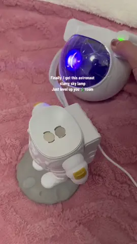 And now 🎄✨we supposed to look like the night sky✨#astronautlampprojector #astronaughtprojector #lamp #starrynight #homedecor #christmasdecor #gift #christmascoutdown 
