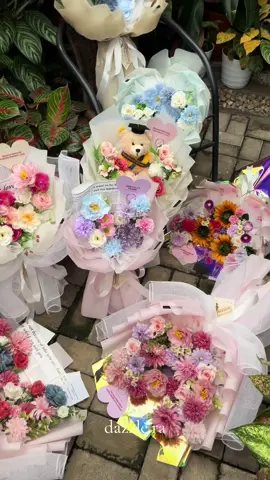 Ig: dazzle.ra #bouquet #handbouquet #bunga #giftwisuda #bouquetcimahi #bouquetbandung #hadiahpacar #bungapalsu #kadoulangtahun #wisuda #bouquetflower #bouquetflower #moneybouquet 