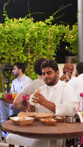 حساب المطعم: @Zaroob.uae  موقع المطعم📍: العين💜 ( استاد هزاع بن زايد ) بأمانه الاكل وايد لذييذ والمكان روعه انصحكم فيه👌🤩 المقطع برعاية المصور ناجي متخصص في تصوير الأطعمة باقي التفاصيل في حسابه @b.social.ae #شاورما  #فتة  #العين  #الشام  #alain 