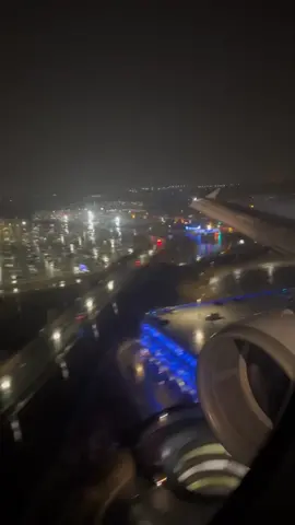 American airlines a320 late night rainy landing into CLT @certified flop #fyp #planes #planespotting #a320 #clt#traveltiktok #foryourpage #travel #viral_video #viralvideo #night #viralvideo #airplane #landing #foryou #airline #montaizaotionview #foryou #