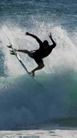 Work breaks are important… even if that break is to simply mindsurf a clip like this one 👀 @Jack Robinson punts and threads his way through a backlit session at home 🇦🇺 #JackRobinson #FreeSurfing #Australia