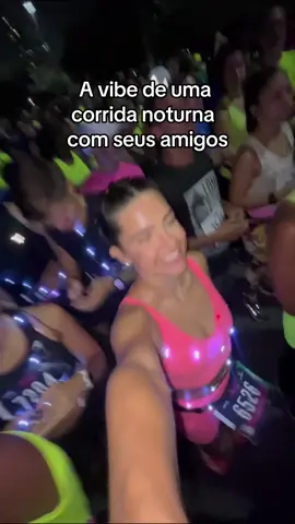 A energia caótica de uma night run com seus amigos 💙 #corridaderua #provadecorrida #nightrun 
