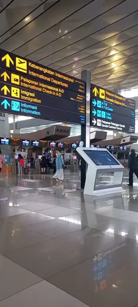 Menunggu Bapak Pimpinan @banghajiluthfi  Di Gate 5 Sebelum Masuk Cek In Di Terminal 3 #bandarasoekarnohatta (Senin 13 November 2023) 🙏🙏🤲