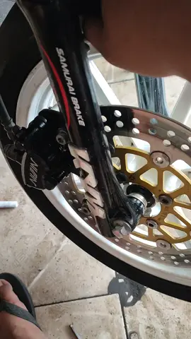 ada yang pernah ngalamin gak sih velg vrossi baru beli, pas di pasang, dudukan piringanya ga rata jadi piringan geol, solusinya gimana ya selain beli velg lagi🥺
