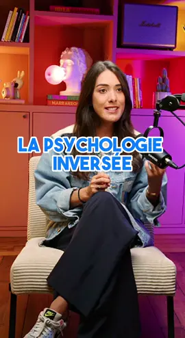 Connais-tu la méthode Erikson ? 🫨❌ Au lieu de chercher à convaincre, il s’agit d’adopter le mode de la personne en face. La « sollicitation paradoxale » est une clé pour créer des déclics. Imaginez : Au lieu de convaincre un enfant de ranger sa chambre, vous créez encore plus de désordre. Surprenant ? C’est l’essence de la sollicitation paradoxale, un concept développé par le psychiatre Milton H. Erikson. L’idée est simple : en exacerbant une situation, on pousse l’individu à prendre conscience de son comportement et à chercher par lui-même une solution. Et ça marche aussi sur vous-même (auto-soin🥂) ! Comment ? Vous êtes énervé.e Au lieu de chercher à vous calmer à tout prix… demandez-vous comment empirer la situation. Cela peut sembler contre-intuitif, mais c’est précisément le but. En envisageant le pire, vous prenez du recul sur votre situation actuelle. Vous réalisez que vous avez le pouvoir de changer les choses. Et c’est là que le déclic se produit. La sollicitation paradoxale n’est pas une baguette magique 🪄 Mais un outil pour mieux comprendre et trouver des solutions. Alors, la prochaine fois que vous vous retrouvez dans une situation difficile, au lieu de chercher à la résoudre immédiatement ➞ demandez-vous comment l’aggraver. Bizarre, mais vrai. Vous pourriez être surpris 🤭