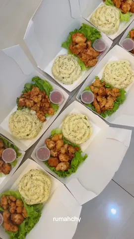Nasi Daun Jeruk Dan Chicken Popcron Alhamdulillah untuk bagi bagi  Chicken Popcorn  Bahan:  Dada Ayam Filet  3 Siung bawang putih  1/2 buah bawang bombai  150 ml susu  1 sdt Kaldu bubuk / penyedap  1 sdt garam  1/4 sdt merica  tepung serbaguna  Nasi Daun Jeruk  Bahan  Nasi  10 Siung Bawang Putih 25 Lbr Daun Jeruk  3 Sdm Mentega  Minyak sayur secukupnya 2 Sdm Penyedap /Kaldu  Untuk memasaknya aku memakan Stwin Wok Pan 30cm @Steincookware  STEIN Wok Pan  Spesifikasi : ✅ PFOA FREE  ✅ Anti Lengket  ✅ 6 Layer Granit German Greblon  ✅ Cadmium Free  ✅ Lead Free  Yuk samaan  Langsung klik link di Bio kategori kitchen  . . #jumatberkah😇 #jumatberbagiberkah #nasidaunjeruk #chickenpopcorn #masakanenak #steincookware #steinwokpan #pancipremium #pancisteincookware #rumahchy