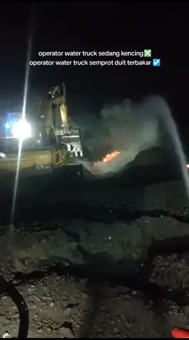 ayo lebih kenceng lagi semprotannya pak operator 😁#pertambanganbatubara #storyanaktambang #kulitambang 