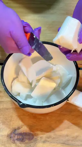 APRENDA A FAZER SEU PRIMEIRO SABONETE 🧼✨ Quer fazer sabonetes mas não sabe por onde começar? Vem com a gente! Confira o passo a passo abaixo e aprenda a criar 2 sabonetes de glicerina incríveis ⤵️✨

1-) Pesar 200g de base para sabonete de glicerina branca ou transparente, escolha a que mais gostar; 
2-) Com o auxílio de uma faca, corte a base de sabonete em pedaços pequenos e coloque em uma panela esmaltada; 
3-) Leve a panela com a base em banho-maria, acompanhe o derretimento, se necessário mexa levemente a base para auxiliar no derretimento. Lembre-se a base não pode ultrapassar 60°C, então mantenha o fogo baixo e não deixe a base ferver; 
4-) Com a base totalmente derretida, retire a panela do fogo, em um copo graduado meça 6ml da essência mar e sal, 6ml do extrato glicólico de algas marinhas e 10ml de lauril, adicione na base um a um, mexendo levemente a medida em que vão sendo introduzidos; 
5-) Se desejar colorir, dê gotas de corante cosmético a base de água e mexa, evite excessos; 
6-) Derrame a base derretida em moldes de silicone em superfície plana, para melhor acabamento derrame a base na lateral do molde, assim evita a formação de espuma no fundo do sabonete; 
7-) Aguarde a secagem total do sabonete sem mover o molde de lugar; 
8-) Com o sabonete seco, desenforme e embale em filme plástico em até 2 horas para melhor conservação do seu sabonete.
 ⤵️ Ainda ficou com alguma dúvida? Manda aqui nos comentários! 💬🫶🏻 ✨ Gostou? Siga e acompanhe nosso perfil! #sabonetenatural #saboneteartesanal #saboaria #cosmeticoscriativos #saboariaartesanal #imperiodasessencias #dicadoimperio #baseglicerina #glicerina #sabonetefeitoamao #glicerina #cosmeticanatural #sabonete #sabonetesartesanais #artesanatocriativo #sabonetepersonalizado #sabonete #criadoraromatico #criadoraromatico #criadoresaromaticos #iniciantenasaboaria #primeirosabonete #aprendaafazersabonetes