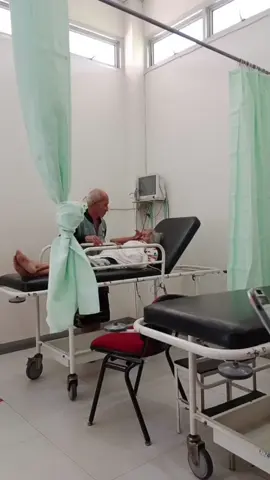 jadi tadi kakek nenek ini datang ke IGD, si nenek mengeluh sakit di mata sebelah kanan, mata yg berair dan perih, nenek sangat kesakitan sampe tertunduk dan sempoyongan saat mau di pindahin ke brangkar,, 🥺🥺 setelah di anamnesa oleh perawat dan dokter ngasih resep obat yg di ambil oleh anaknya, kakek ini tetap ada di samping nenek sambil mengelus rambut nenek dan memikat kening nenek sambil tanya apakah matamu masih sakit? 🥲🥲trs si nenek yg sudah buta ini sesekali memegang tangan kakek, mungkin takut dan merasa aman kalau ada kakek🥲🥲ahhh terharu banget,, benar2 cinta yg tulus hingga memutih rambut bersama😇panjang umur sehat selalu kakek nenek😇🥰🥰 #fyp #cintasampaitua 