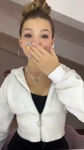 ehm…è il mio compleanno 😍🎂 .  Se vi fa piacere aspetto i vostri auguri 🤪🍿