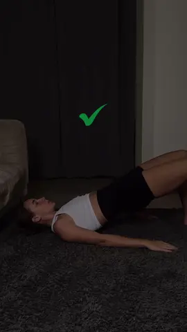 объясняю👇🏼 ягодичный мостик можно делать как дома, так и в зале ✔️при правильном выполнении оно безопасно для позвоночника и может стать альтернативой приседаниям ✔️увеличивается объем ягодиц ✔️улучшаются осанка и походка ✔️укрепляются мышцы спины ✔️восстанавливаются мышцы малого таза после родов ❌если выполнять это упражнение некорректно, нагрузка будет идти не на ягодичные мышцы, а на поясницу или на коленные суставы правильная техника выполнения ягодичного мостика👇🏼 1. принять исходное положение: лечь на спину с упором на сведенные лопатки 2. согнуть колени, чтобы они образовали угол в 90° — не ставить их слишком близко к тазу или слишком далеко 3. поставить ступни ног на ширине таза и параллельно друг другу 4. руки вытянуть вдоль тела, на выдохе поднять таз вверх, чтобы тело образовало ровную линию от колен до плеч 5. в верхней точке нужно сильно напрячь ягодичные мышцы, зафиксировать позу на 1-2 секунды, спина, плечи и ступни не должны отрываться от пола 6. медленно опуститься в исходное положение ВАЖНО❗️ шея должна быть расслаблена, иначе можно пережать нервные окончания, а если опираться не на лопатки, а на шею, можно получить травму не старайтесь поднять таз слишком высоко, но и не «проваливайтесь» вниз при выполнении упражнения, таз должен находиться в одной плоскости с туловищем не надо расслабляться, когда тело находится в нижней точке напряжение должно быть постоянным, чтобы мышцы работали если возникла боль в пояснице, значит, вы делаете что-то не так хорошей тренировки✨ не забудь сохранить и подписаться♥️ #ягодичныймостик #ягодичныемышцы #ягодицы #тренировкадома #фитнестренер #тренеронлайн 