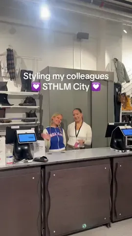 Styling my colleagues at HUMANA STHLM City store 🩰#humanasecondhand #humanasecondhandse #secondhandstockholm #stockholmstil #ootdworkedition #winteroutfits2023 #höstjackorsthlmstil #vinterjackorsthlmstilen 
