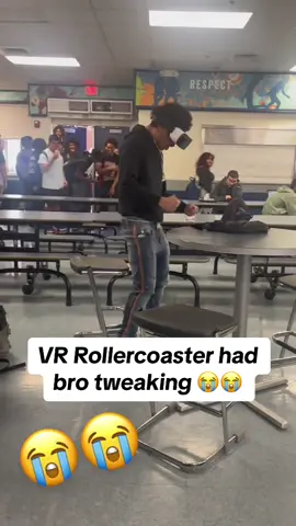 AYOOO NO WAY 💀😭 #virtualreality #vrgaming #highschoollunch #highschool #lunchtime (via @LXGXND) 