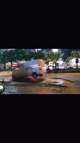 #baddriving #baddrivers #pothole #roadrage #crash #cars #vans #hgv #truck 