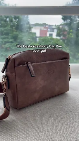 The bag is spacious, the leather is soft and the color is a perfect ,the strap is well made and the colors are vibrant! it’s a great size because it’s small,but it fits so much stuff in it! #aaprr #tiktoktshop #showcase #tiktokshopping #crossbodybag #crossbodypurse #crossbodybags #winterfashion #winterishere #winterbags #unibag 