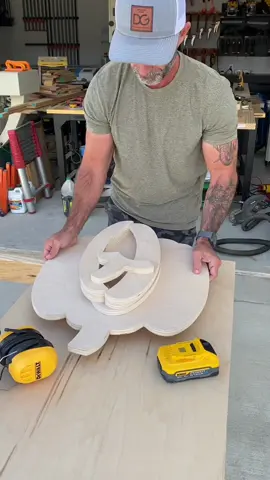 Let’s make some Fall Decor! I teamed up with @DEWALT and used the POWERSTACK 5ah battery with my jugsaw and nailer to make this happen! #dewalttough #ad 