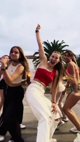 Learn these moves with us! 😍 we are in love with this vibe from @Danny Young Official 🔥 🎶🎵 We hit Madeira’s public with our dancing again! 😎  #Afroridddim #Afroridddimchallenge #Canyoudancebetter #Puedesbailarmejor #Teretoaquelohagasmejor #danceinpublic #dancemoves #easydancemoves #learntodance #afrovibes 
