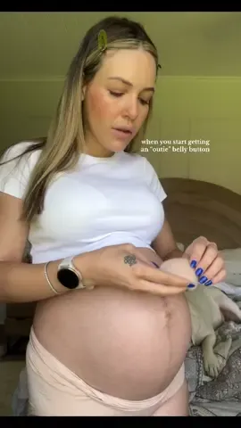 Pregnant belly button hack 🙃  #pregnant #pregnantbelly #bellybump #bellybutton #outie #outiegang #outiebelly #pregnancyhacks 