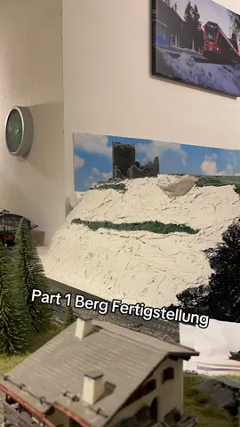 Heute mal die schwarz grundierung für die felswand🤩#märklin #märklinh0 #sbb #sbbcffffs #cargo #diesel #post #model #modeltrains #modeltrain #DB #modelltrainspotting #digital #centralstation #modellbahnh0 #rhätischebahn #rhb #berg #malen #mauntain 
