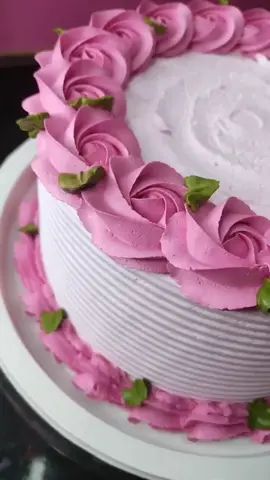 Vem comigo aprender na prática a fazer essas lindas Rosetas ....super fácil de fazer 🥰🌸 #confeita #confeitaria #bolodechocolate #bolochantininho #bolodechantily  #doce 