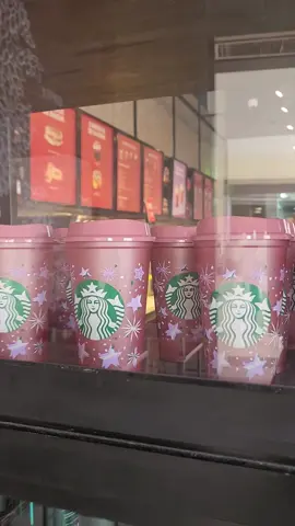 #starbucks #starbuckstumbler #vasostarbucks #navidadstarbucks #navidad2023 #vasosdestarbucks #bebidasdestarbucks #starbuckslanzamiento #starbucksperu #lima #parati #fypviral #abcxyz #zyxcba #vasosbonitosdestarbucks #pinky #pinkie #kawaii #Aesthetic #coleccionista #vaso #starbuckslima #megaplaza #disney #padres #princesas #girl #l4l #lfl #f4f #mall #rosado #pinkyparty #fyp #fypシ #paratii 