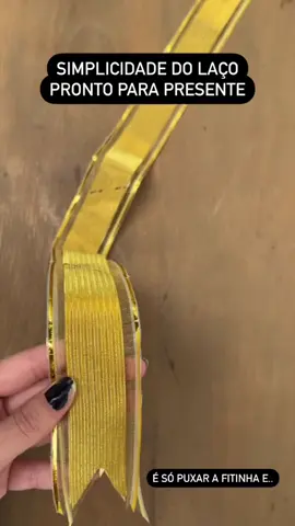 Quem já viu a simplicidade de fazer esse laço de fita? É só puxar e tchanana: temos um laço pronto! Muita pracidade para as festas do final do ano, para embalar um presente ou até colocar na árvore de Natal! #aviamentos #aviamentosloja #laço #presente #natal #decoraçao #finaldoano #fyp #monday #armarinhos #lojaonline #bazar #fitasparapresente #fitas 