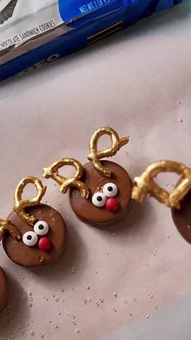Rudolph Chocolate Dipped Oreos 🦌❤️ #oreo #oreocookies #chocolatedipped #Christmasideas #christmastreats 