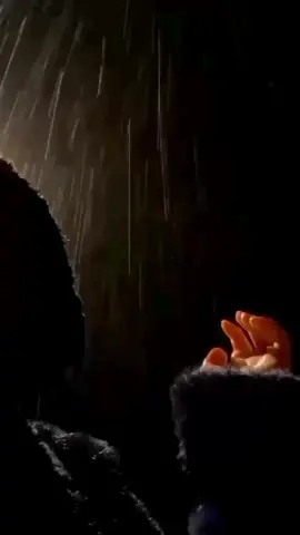 Menumpahkan tangis di bawah air hujan adalah caraku menyembunyikan kesedihan. #sadstory #quotestory #sadvibes  #quotesaesthetic #hujandanairmata #fypシ゚viral #trendingvideo 