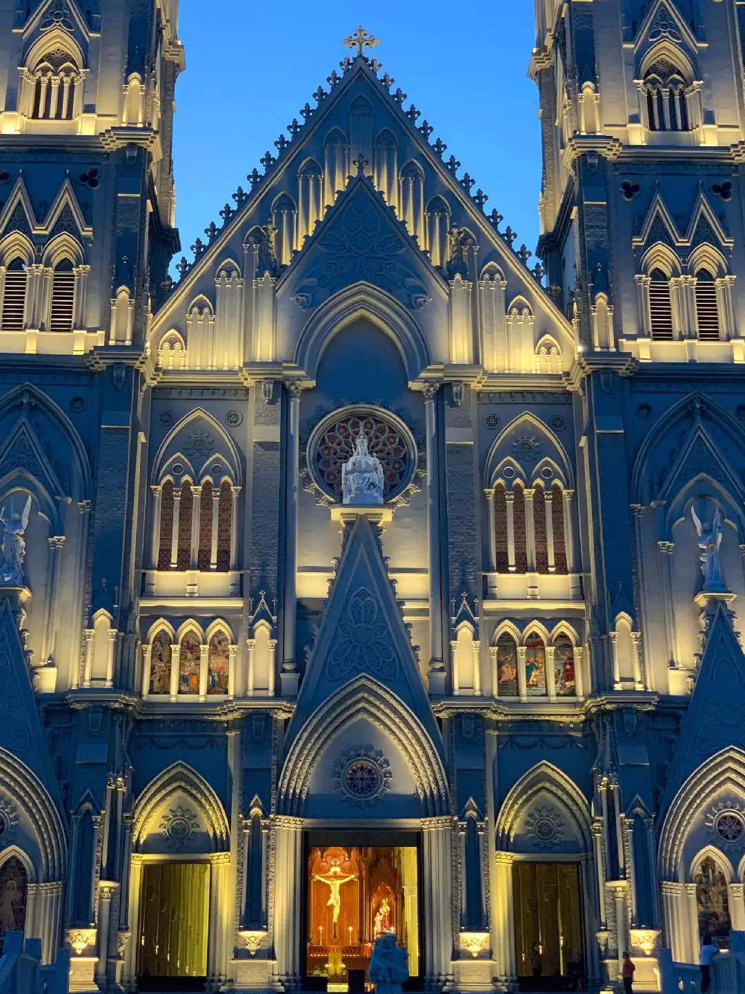 Giáo xứ Song Vĩnh. Nét đẹp toả ra sự uy nga tráng lệ. Xây dựng hơi thiên về phòng cách Châu Âu, về đêm có lẽ là thời điểm phát huy tất cả vẻ đẹp của Nhà thờ đây ⛪ #gxsongvĩnh #songvinhchurch #church #conggiao #nguoiconggiao #catholic #xuhuong #foryou 