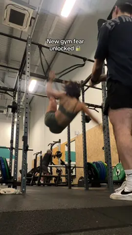 I dont know how i didnt break my arm🤣 #gymfails #gymfunny #gymfailslol #gymshark #gymgirl #crossfitfails 