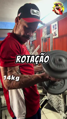 Fiz um TREINO de ANTEBRAÇO insano 😱😨💪🏻😬#TokDoEnem #antebraço #antebrazo #insano #armwrestling #quedadebraço #fypシ #armwrestler #armworkout #tiktokindia Oi pessoal, eu sou o Arnold Top Roll e hoje vou compartilhar com vocês um treino de antebraço insano que vai deixar seus antebraços gigantes! Com mais de 5 anos de experiência na luta de braço , posso garantir que esses exercícios vão te ajudar a alcançar resultados incríveis. Antes de começar, é importante lembrar que a consistência é a chave para obter resultados. Portanto, certifique-se de realizar esses exercícios regularmente, combinados com uma alimentação saudável e descanso adequado. Vamos começar com o exercício básico: o aperto de mão com barra. Pegue uma barra com pesos adequados para você e segure-a com as palmas das mãos voltadas para baixo. Levante a barra apenas usando a força dos seus antebraços, mantendo os braços retos. Faça três séries de 12 repetições. Agora, vamos para o próximo exercício: rotação do pulso com halteres. Segure um haltere em cada mão e mantenha os braços estendidos ao lado do corpo. Gire os pulsos para fora e para dentro, mantendo os cotovelos fixos. Faça três séries de 10 repetições em cada direção. Para dar um desafio extra aos seus antebraços, experimente o exercício de flexão de punho com barra. Segure uma barra com pesos adequados e apoie-a nas coxas. Flexione os pulsos para cima e depois volte à posição inicial lentamente. Faça três séries de 15 repetições. Outro exercício eficaz é o levantamento de dedos com elástico. Prenda um elástico em volta dos dedos e estenda-os o máximo que puder, mantendo os pulsos firmes. Faça três séries de 15 repetições. Por fim, não se esqueça de alongar seus antebraços após o treino. Estique os braços para a frente e dobre o pulso para baixo, segurando por 30 segundos em cada lado. Lembre-se de que a consistência é fundamental para alcançar resultados duradouros. Portanto, siga esses exercícios regularmente e você verá seus antebraços ficarem cada vez maiores e mais fortes. Espero que tenham gostado desse treino de antebraço insano! Se você quiser mais dicas e exercícios, não deixe de me seguir no TikTok, Instagram e YouTube. Até a próxima!