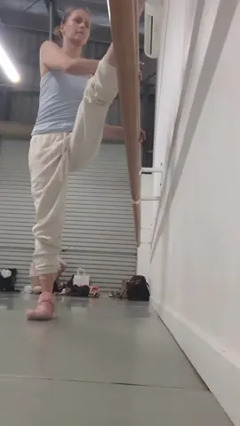 Wednesday feels. #barre #stretch #ballet #mumlife #findtimeforyou #dancer 