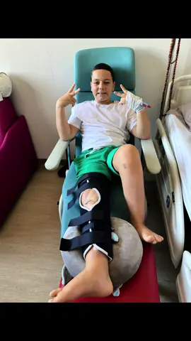 🤞🏻🤞🏻🤞🏻🤞🏻🤞🏻surtout croisons les doigts je sort aujourd’hui normalement  Trop content d’ etre debout  2 mois sans poser la jambe  Mai je suis content jambe droite  La cicatrisation est plus rapide, puisque y a plus de chimio   Ne jamais abandonner…. #cancerpediatrique #cancer #remissioncancer #nejamaisabandonner #greffeosseuseprf #osteosarcoma🎗 #handicap #positivevibesonly💯 