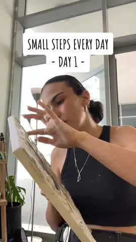 היום הייתי בסדנת ריפוי בציור של tink. לא היה צריך הרבה: קנבס, מים ו….שפכטל. שפכטל הוא חומר שלוקח לו 24 שעות להתייבש, זאת אומרת שאפשר לשחק איתו המון על הקנבס בלי שהוא מתקשה (כמו גבס לדוגמא). אחרי שהוא מתקשה לגמרי אפשר גם לצבוע עליו 🎨 לגמרי משהו שכל אחד יכול לעשות בבית. (הסדנא התקיימה במרכז כיוונים באשדוד) #art #terapia #MentalHealth 