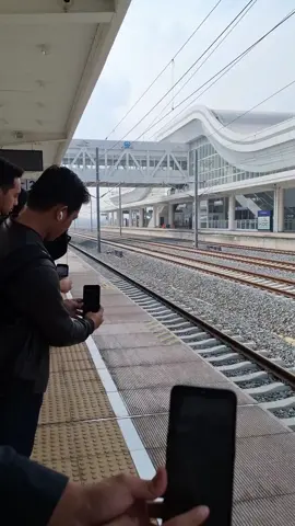 Klakson udah kenceng tetep aja ga denger, Satpamnya sampe kesel sendiri #whoosh#keretacepatjakartabandung#keretaapiindonesiachina#keretacepat#