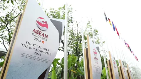 *Buka ADMM, Prabowo: PBB Perlu Ambil Lebih Banyak Tindakan Cegah Konflik* Menteri Pertahanan RI Prabowo Subianto secara resmi membuka penyelenggaraan the 17th ASEAN Defence Ministers’ Meeting (ADMM) yang digelar di Jakarta Convention Center (JCC), Jakarta, Rabu (15/11). Dalam sambutannya, Prabowo menyoroti bagaimana Perserikatan Bangsa-Bangsa (PBB) perlu mengambil lebih banyak tindakan dalam mencegah dan merespons sejumlah konflik yang tengah terjadi saat ini, salah satunya krisis kemanusiaan di Palestina. 