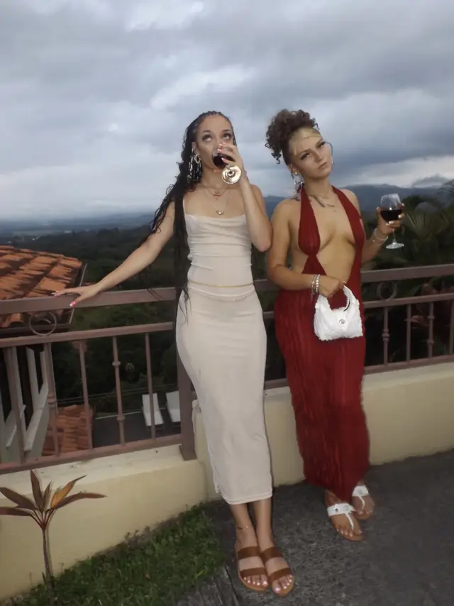 she a baddie w her baddie friend😍🥰 @Evie  #costarica #baddiefriend #girls #rodwave #turksandcaicos 