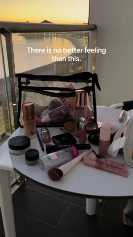 Je makeup doen op het balkon na een strand dag 🫶🏽 #makeup #spanje #sunset #girly #beach #fyp 