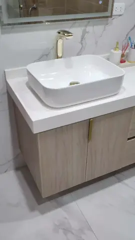 Un baño en acabado Capri & Nácar  #bañosmodernos #diseñodebaño #diseñodeinteriores #cuarzoblanco #mueblesdemelamina #mueblesperu🇵🇪 
