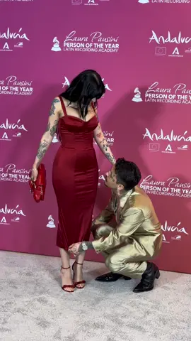 ESTE MOMENTO 🥹🥹 @Christian Nodal le acomoda el vestido a @Cazzu en la alfombra de #personoftheyear de #latingrammys 🇪🇸⚠️ #personadelaño #cazzu #nodal #LatinGRAMMY #tumusicahoy #TMH #musicosentiktok #tiktokmehizover