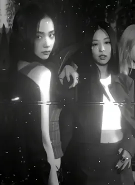 Playing with fire..🔥🖤#jennie #jisoo #blink #army #blackpink @TikTok 