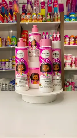 Linha Completa SOS Cachos Kids Salon Line Infantil Shampoo + Condicionador + Ativador de Cachos + Creme de Pentar + Máscara Hidratação 😉 Quer saber mais sobre esse produto? Então acesse 🛒 www.tiogestore.com.br e Busque por KT3L8CEN7 🔎#cabeleireiroinfantil #tioge #tiogecwb #criancas #curitiba #curitibacool #curitibacult #cwb #curitiba360 #curitilover #curitibapr #criancaestilosa #fy #fyp #foryou #fypシ #salonline 