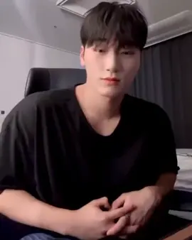 his shoulders 😳 #ateez #san #trending #fyp #fypシ #viral #산 #에이티즈 #kpopfyp #choisan #최산 