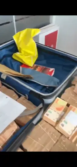 🚨Allanaron una cueva en Belgrano por lavado de dinero: se encontraron cerca de $500 millones almacenados en cajas y valijas. Además se confirmó la detención de Leonardo Fariña por su conexión con 